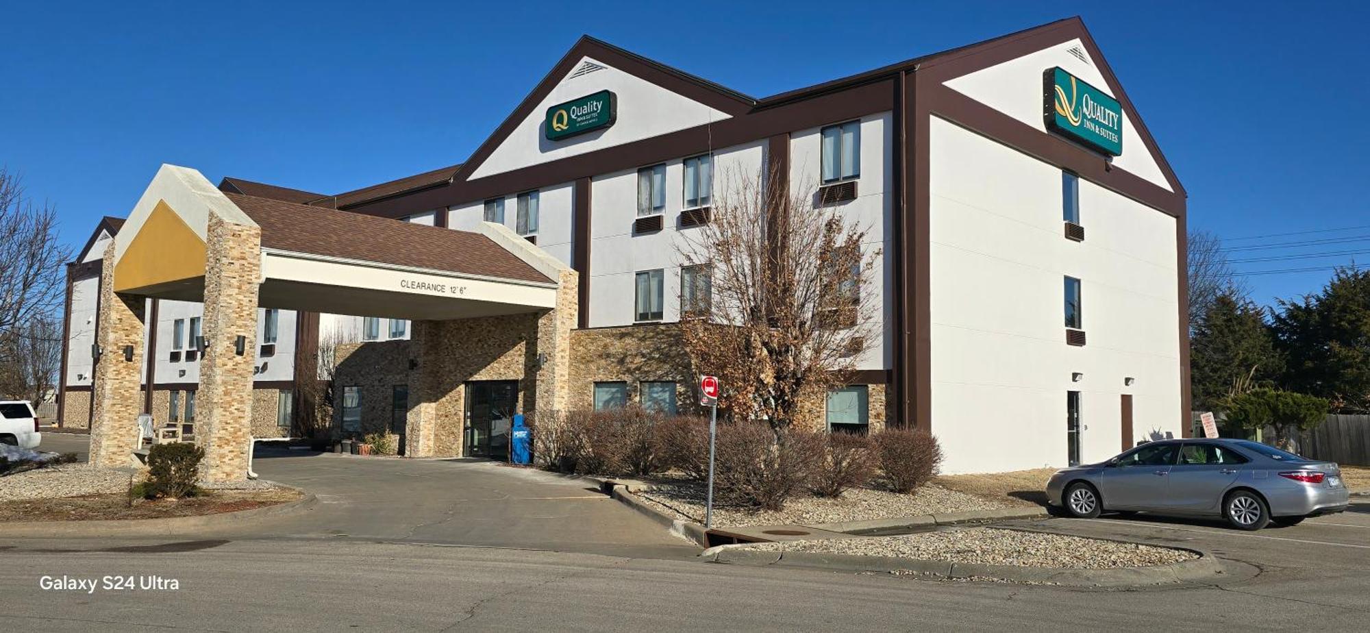 Quality Inn & Suites Manhattan Exterior photo