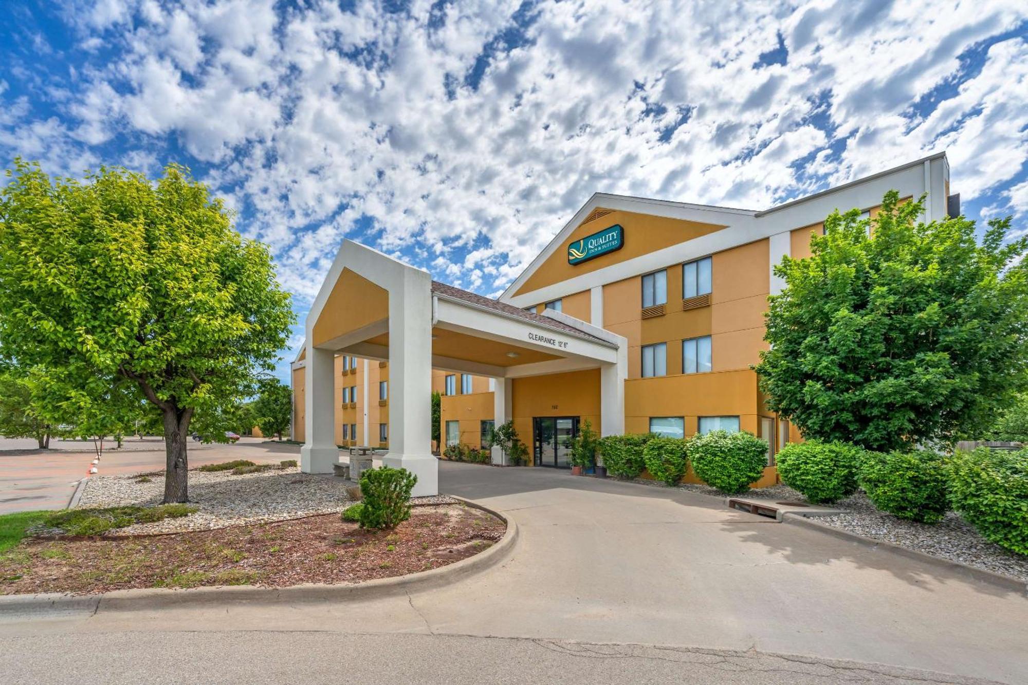 Quality Inn & Suites Manhattan Exterior photo